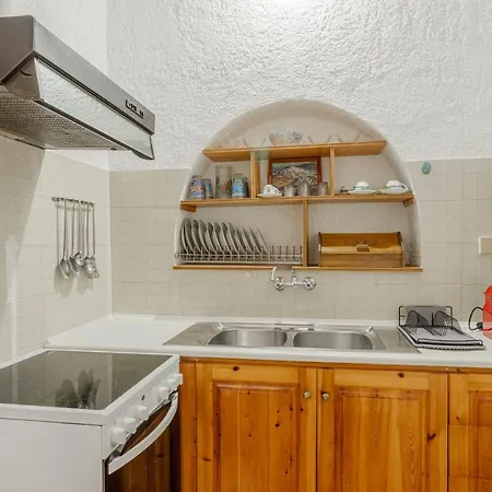 Sophia's Maisonette 2 *